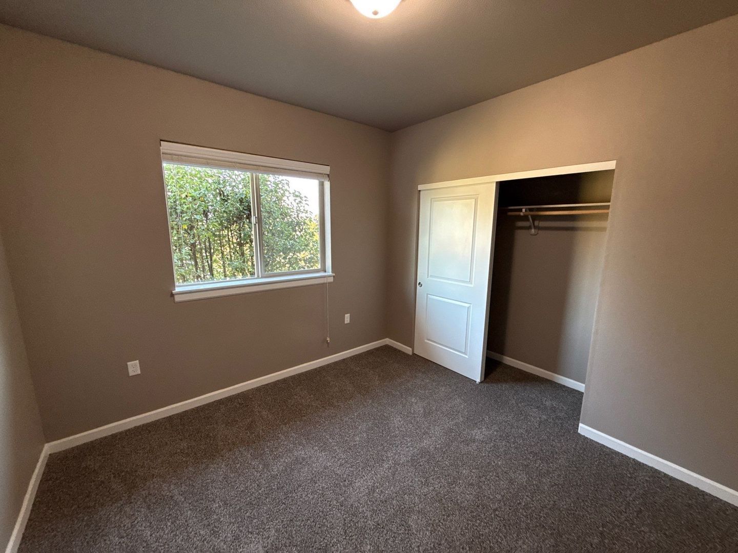 NE Newer Community 3/2, Flat Fee for W/S/G deck and AC!, AVAILABLE NOW! property image