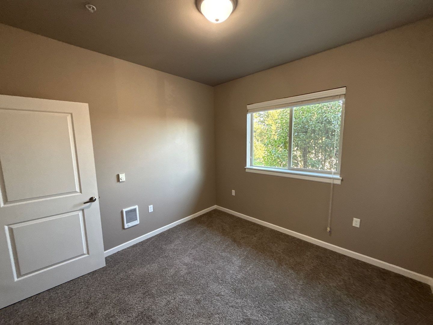 NE Newer Community 3/2, Flat Fee for W/S/G deck and AC!, AVAILABLE NOW! property image