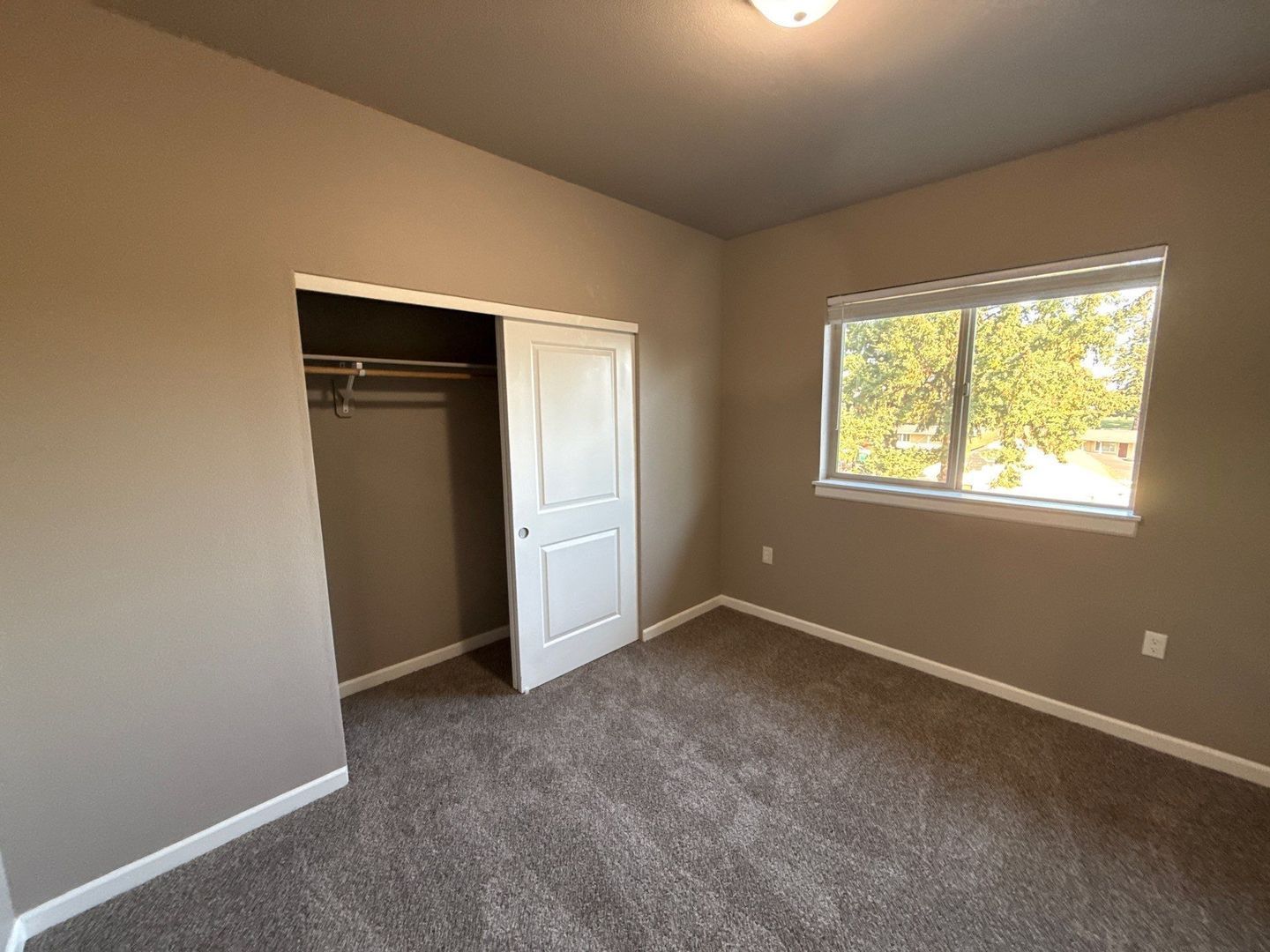 NE Newer Community 3/2, Flat Fee for W/S/G deck and AC!, AVAILABLE NOW! property image