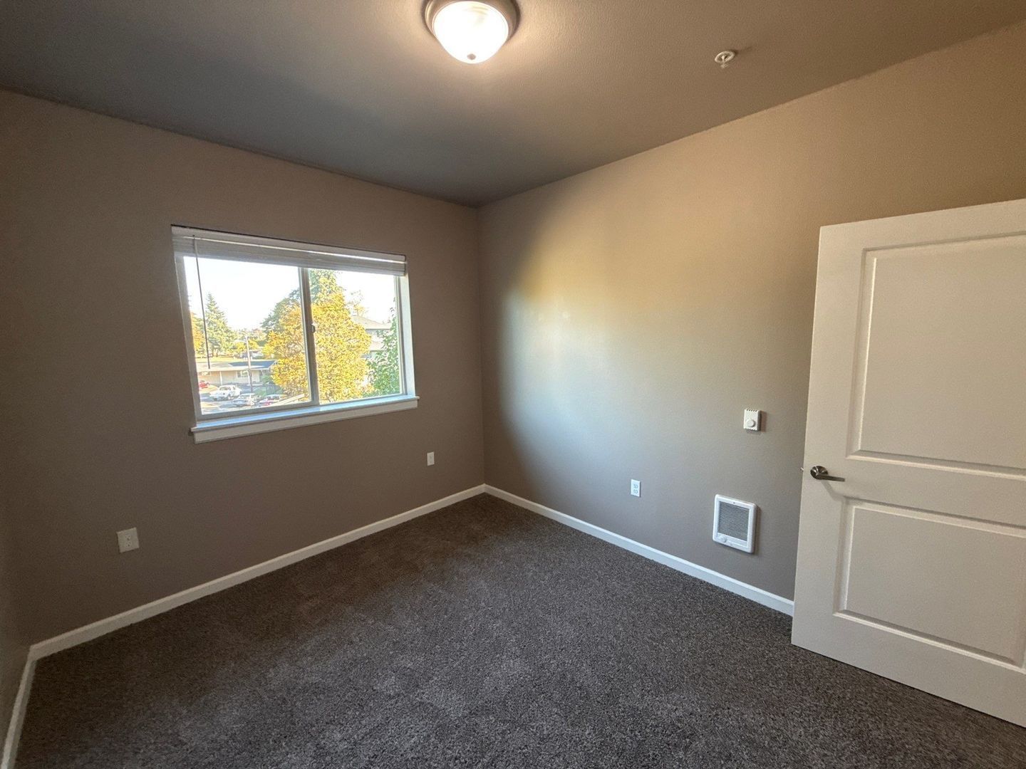 NE Newer Community 3/2, Flat Fee for W/S/G deck and AC!, AVAILABLE NOW! property image