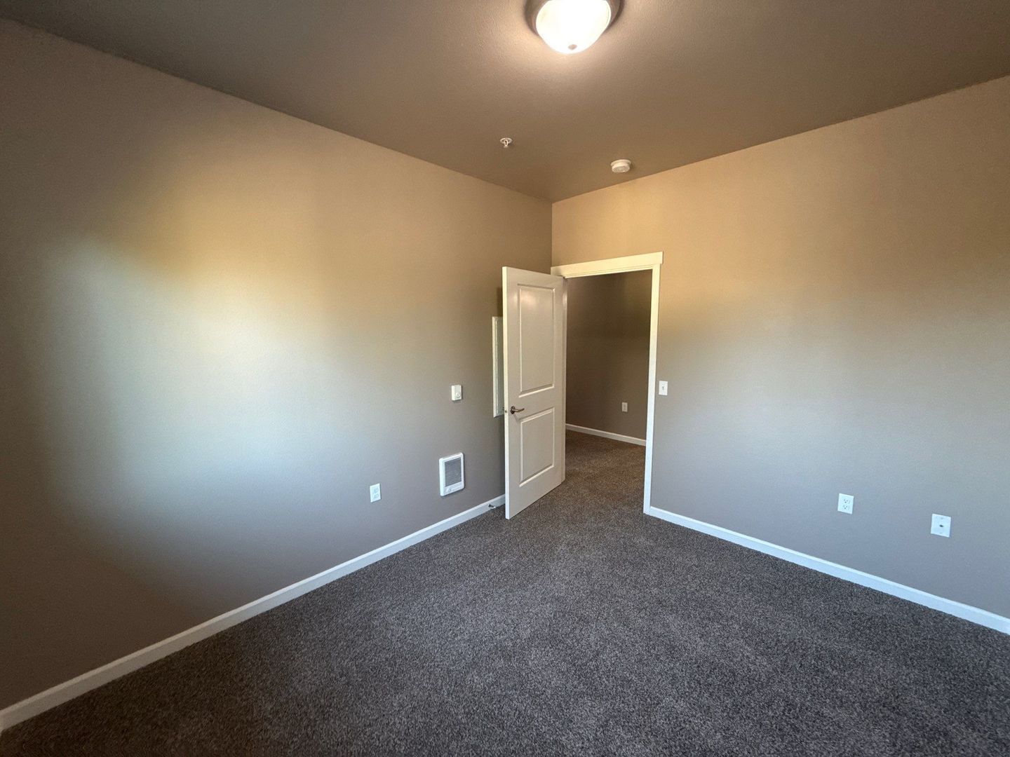 NE Newer Community 3/2, Flat Fee for W/S/G deck and AC!, AVAILABLE NOW! property image