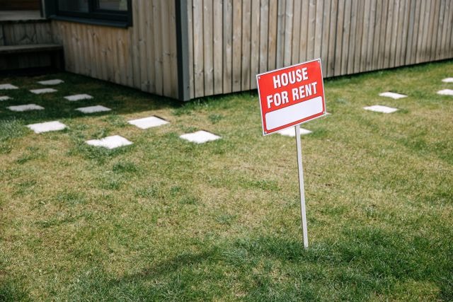 huse for rent sign in front of home